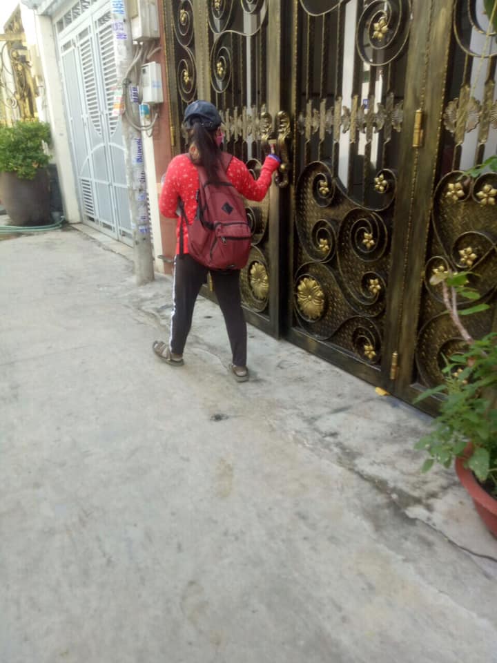 Phát tờ rơi từng nhà hộ gia đình