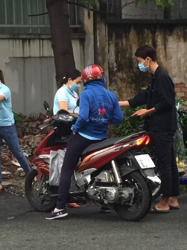 Phát tận tay người nhận