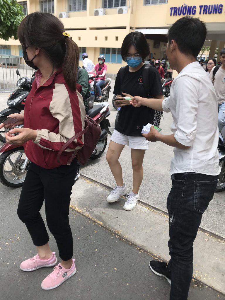 phát tờ rơi trường học