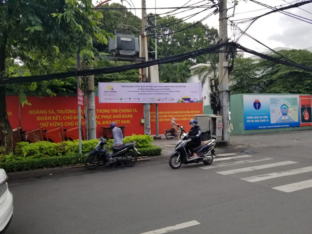 dịch vụ treo băng rôn ngang cho phòng khám