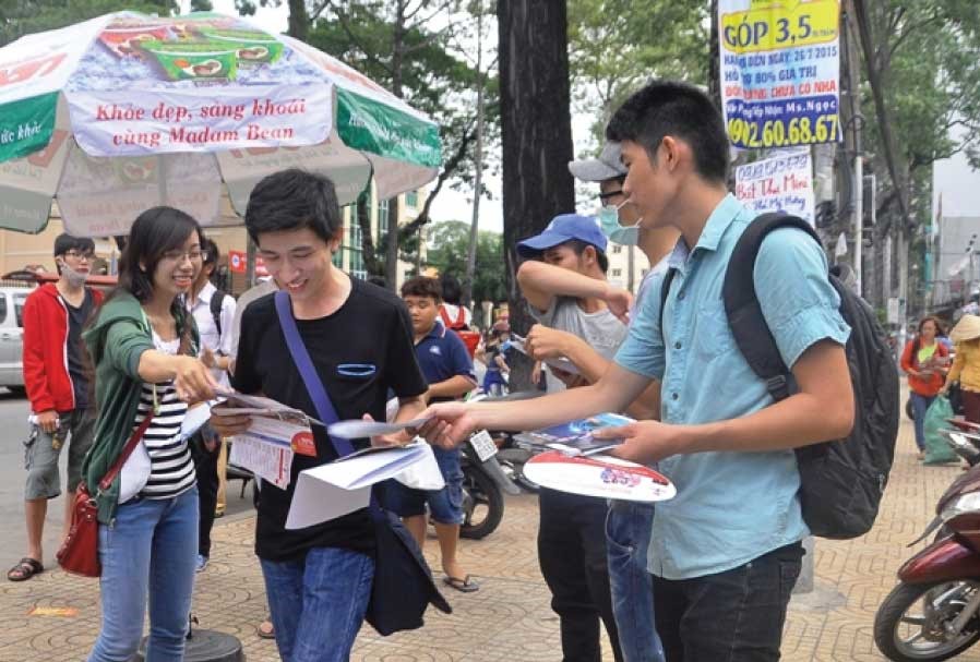 phát tờ rơi trường học